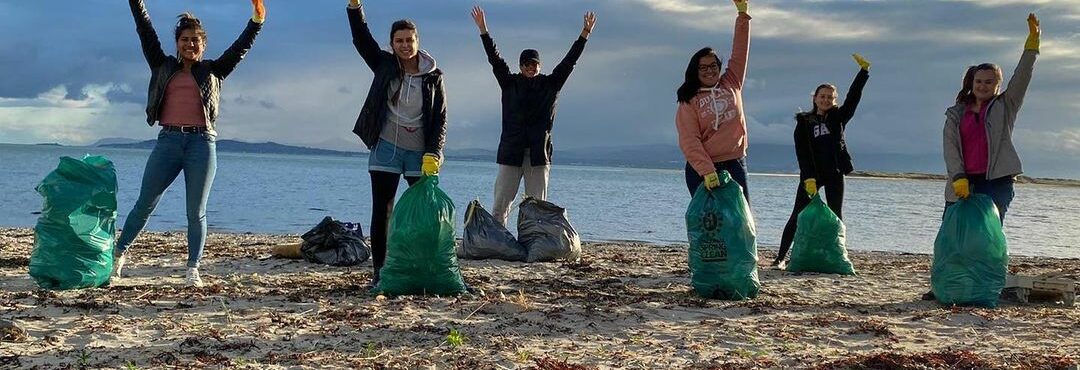 Voluntários brasileiros atuam na limpeza de praia na Irlanda