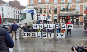 Caminhoneiros fazem protesto contra aumento de combustível na Irlanda