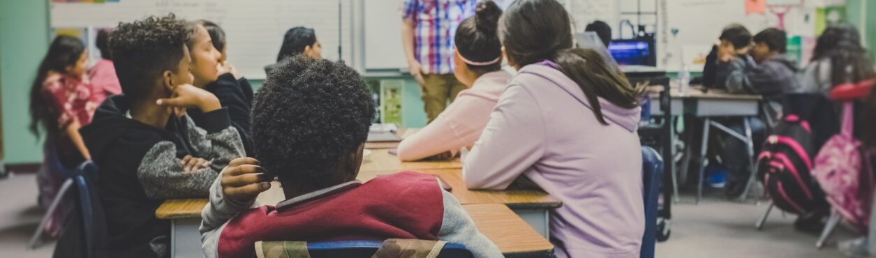 Quanto ganha um professor nos EUA?