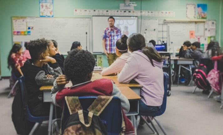 Quanto ganha um professor nos EUA?