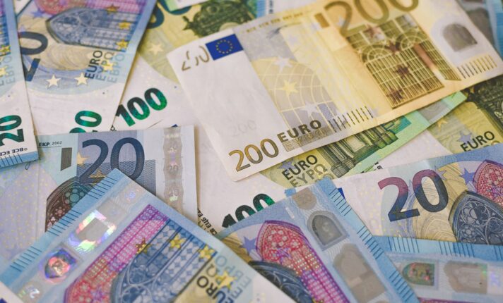 Euro chega a R$ 4,98, menor valor em real de 2022