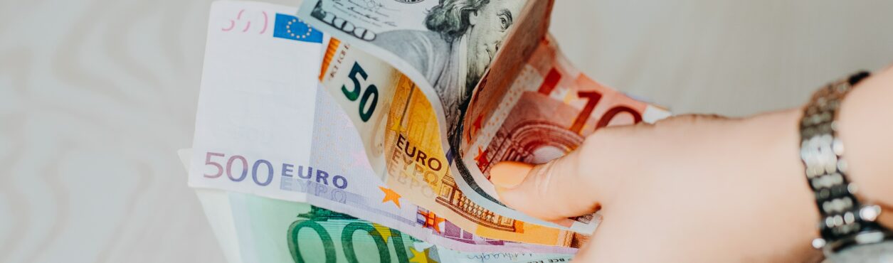 Como comprar euro e dólar mais barato (2022)