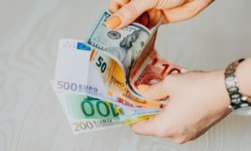 Como comprar euro e dólar mais barato (2022)