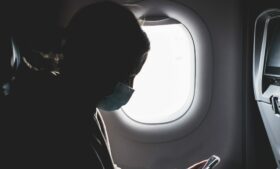 Uso de máscaras em aeroportos e voos deixa de ser obrigatório na UE