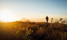 Viagem de mochilão: o que é, para onde ir e como se planejar