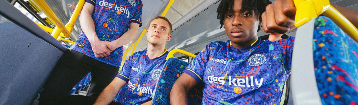 Time irlandês cria uniforme inspirado em estampa de assentos de ônibus