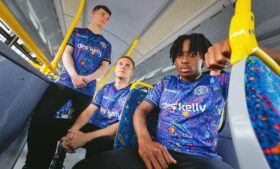 Time irlandês cria uniforme inspirado em estampa de assentos de ônibus