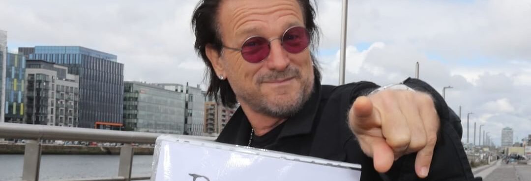 ‘Fake’ Bono confunde turistas no Temple Bar, em Dublin