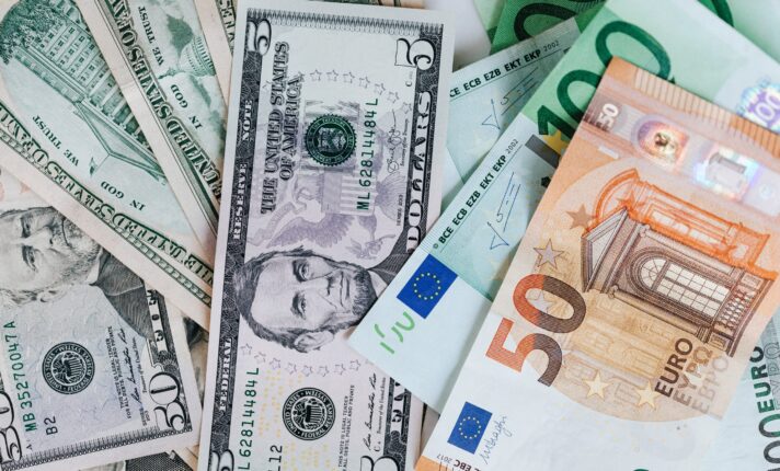 Valor do euro em relação ao dólar chega ao menor patamar de 2022