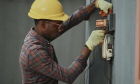 Trabalho de eletricista no exterior: tudo sobre a profissão pelo mundo