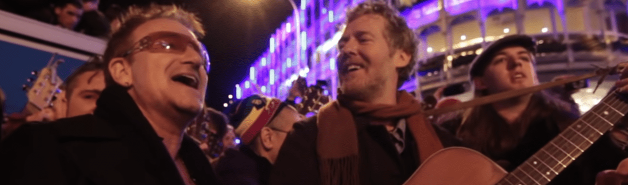 Artistas irlandeses cantam de graça na véspera de Natal em Dublin