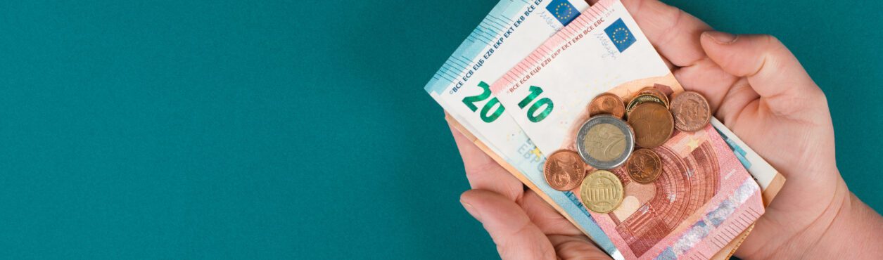 Associação do setor varejista da Irlanda pede pausa indefinida no aumento do salário mínimo
