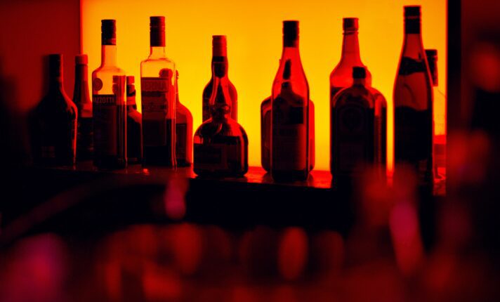 Irlanda aprova lei inédita para rotular bebidas alcoólicas com avisos de danos à saúde