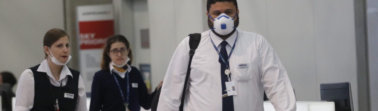 Aeroportos e voos brasileiros deixam de exigir uso de máscara contra a Covid-19