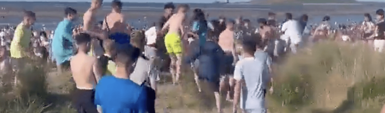 Domingo de sol e calor leva centenas à praia de Dublin e causa confusão