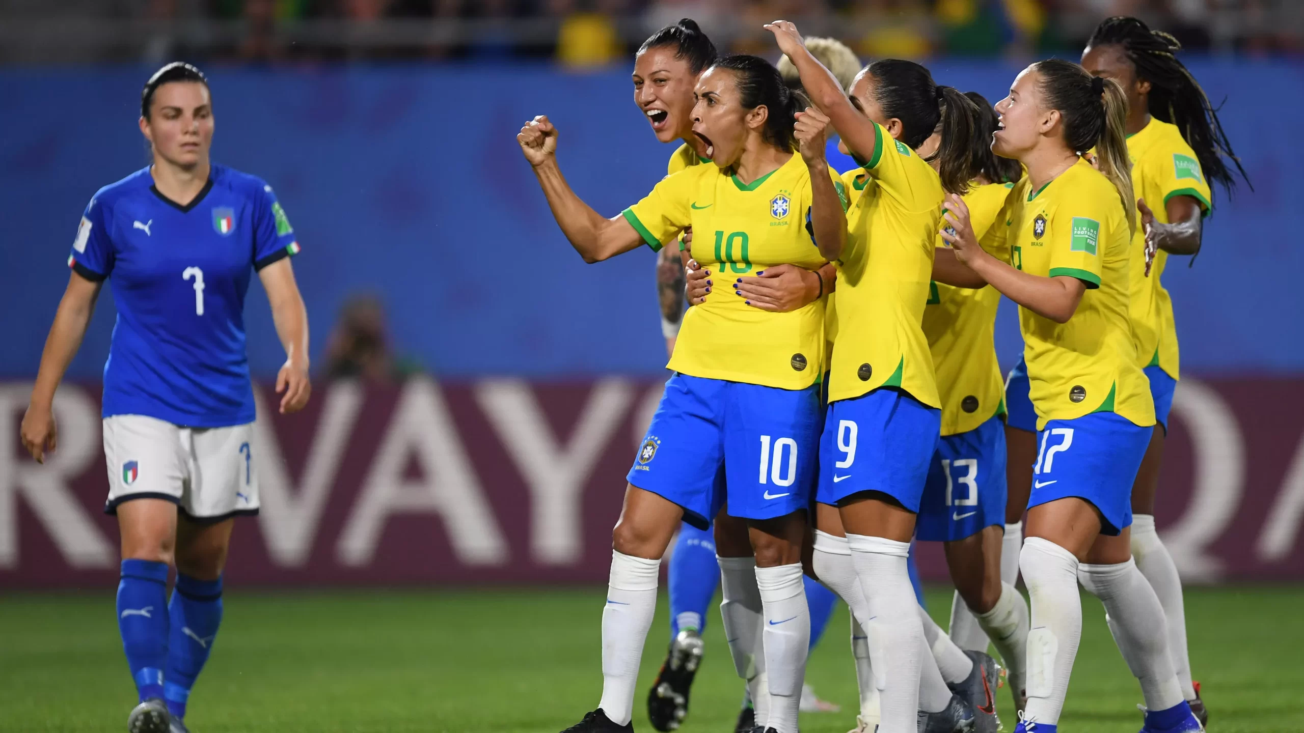 Três jogos abrem hoje a Copa do Mundo de Futebol Feminino