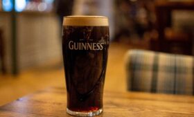 Preço da pint de cerveja vai aumentar na Irlanda novamente em agosto