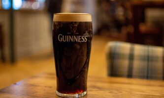 Preço da pint de cerveja vai aumentar na Irlanda novamente em agosto