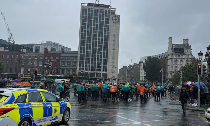 Protesto reúne entregadores de aplicativos de delivery contra violência em Dublin