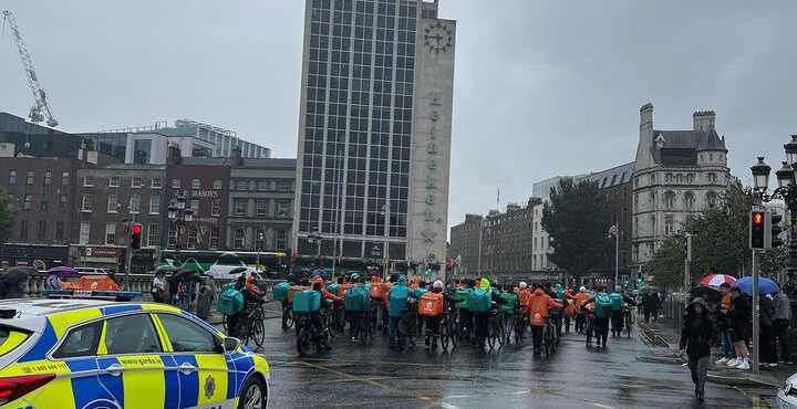 Protesto reúne entregadores de aplicativos de delivery contra violência em Dublin