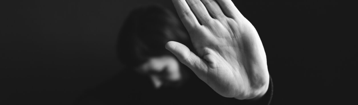 Irlanda vai regulamentar licença de trabalho remunerada a vítimas de violência doméstica