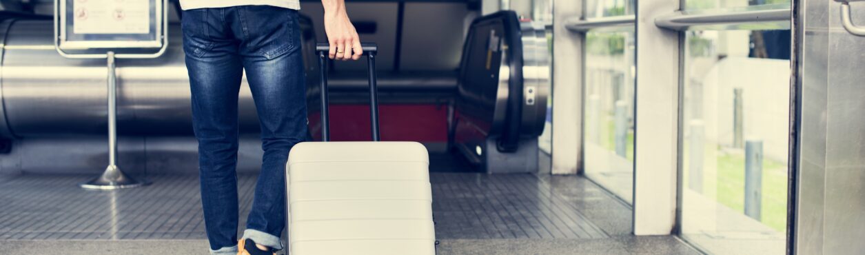 Comissão da UE avalia possibilidade de tornar bagagem de mão gratuita obrigatória em voos