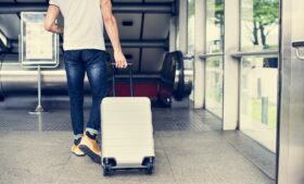 Comissão da UE avalia possibilidade de tornar bagagem de mão gratuita obrigatória em voos