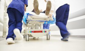Saúde na Irlanda: país registra hospitais lotados, filas de espera gigantes e aumento no número de pacientes que morreram esperando a chegada de uma ambulância