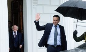 Leo Varadkar se encontra com o presidente Michael D. Higgins e oficializa renúncia como primeiro-ministro da Irlanda