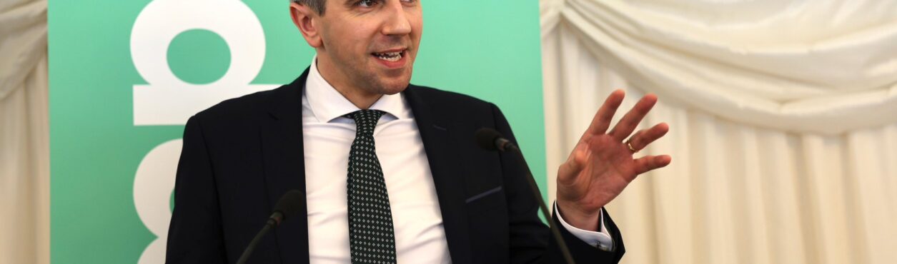 Simon Harris é eleito novo primeiro-ministro da Irlanda