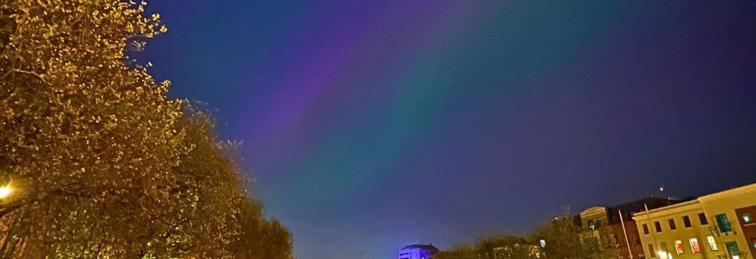 Aurora Boreal surpreende e aparece em pleno centro de Dublin, na Irlanda