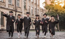 Feira gratuita de universidades em Dublin auxilia intercambistas a escolher cursos no exterior
