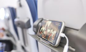 Carregador de celular em voos: o que você precisa saber antes de viajar