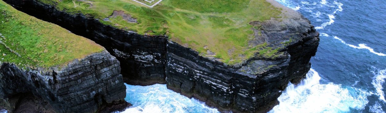 Cliffs na Irlanda: conheça 12 penhascos incríveis para visitar pelo país